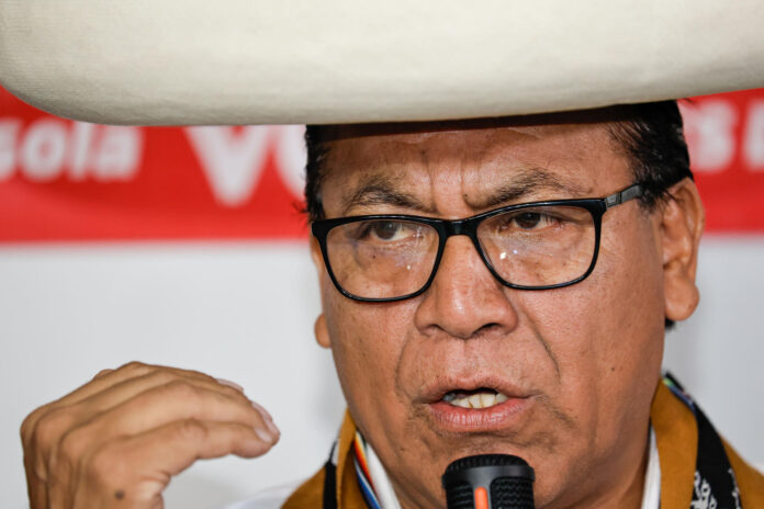 El candidato izquierdista Roberto Sánchez, habla en una rueda de prensa este jueves, en Lima (Perú). EFE/ STR
