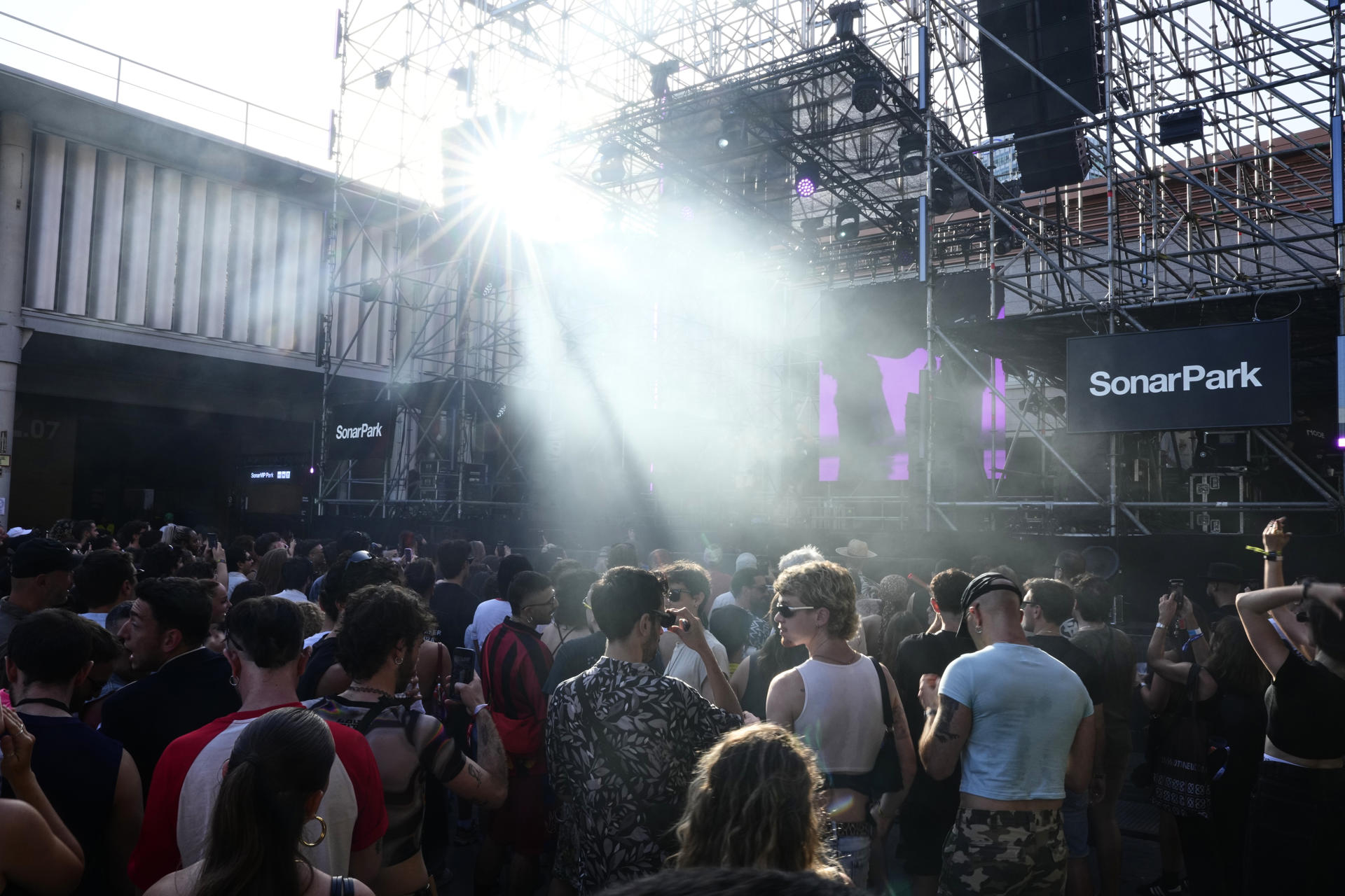Ambiente en el Festival Sónar este jueves, en Barcelona. EFE/ Alejandro García