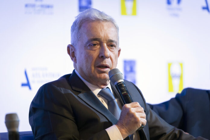 Fotografía de archivo del expresidente de Colombia, Álvaro Uribe. EFE/ Marco Bello
