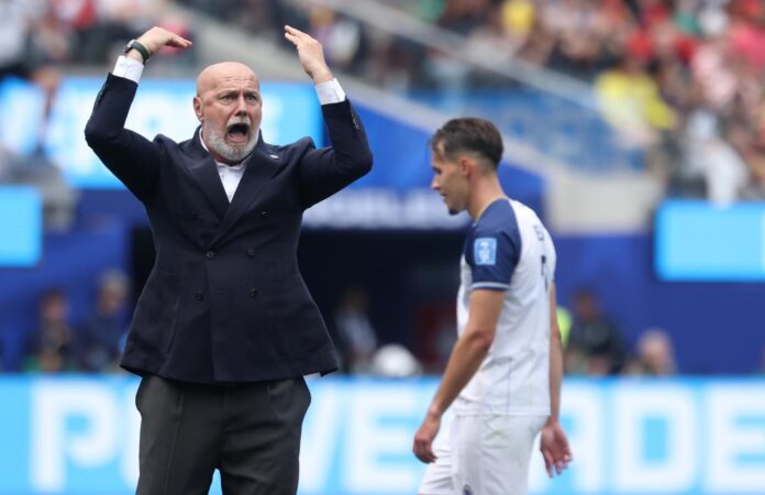 El seleccionador de Bosnia y Herzegovina, Sergej Barbarez, reacciona durante el partido del grupo B de la Copa Mundial de la FIFA 2026 entre Suiza y Bosnia y Herzegovina en Los Ángeles (EE.UU.). EFE/CRISTOPHER TORRES

