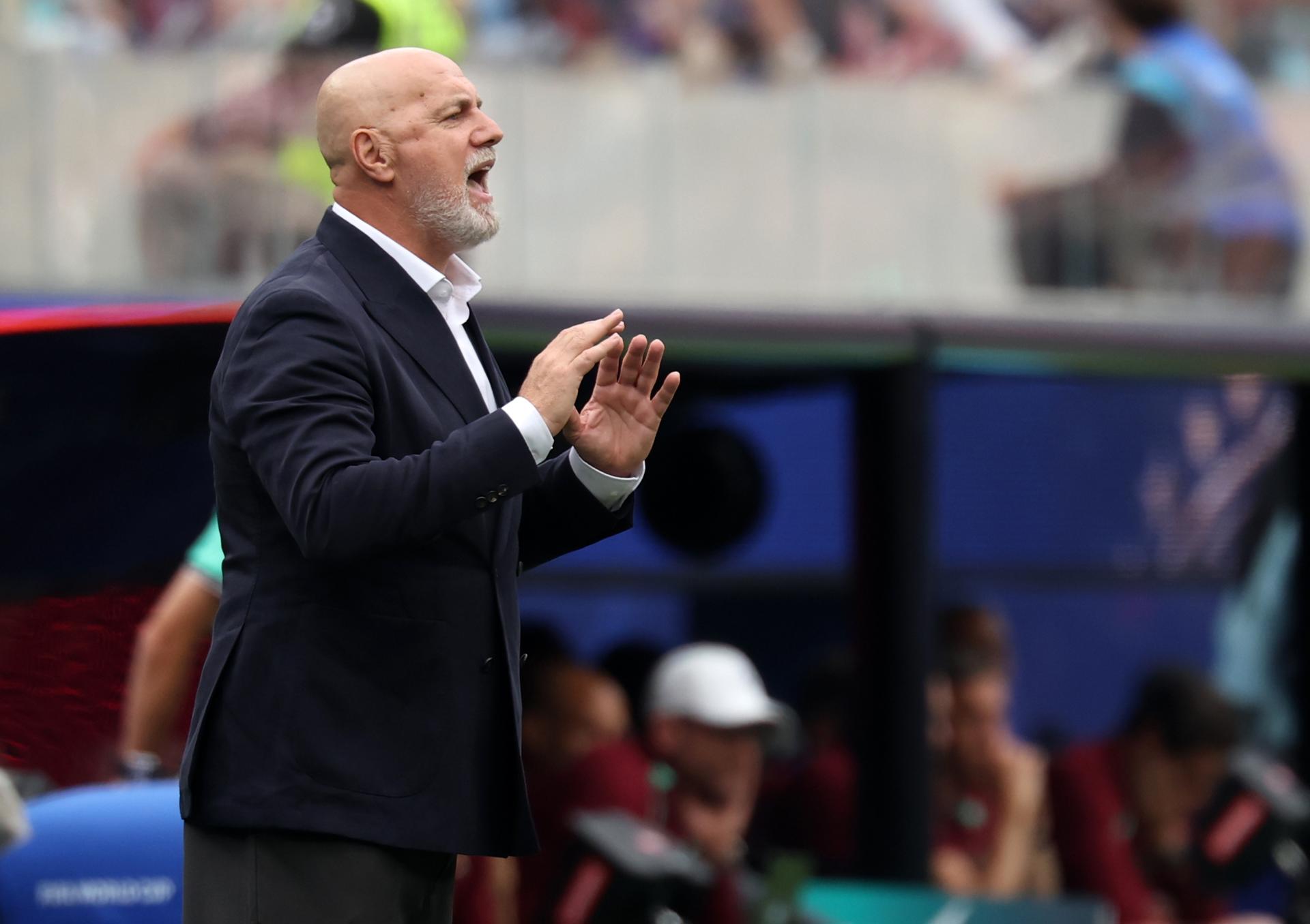 El seleccionador de Bosnia y Herzegovina, Sergej Barbarez, gesticula durante el partido de la fase de grupos del Mundial de Fútbol 2026 entre Suiza y Bosnia y Herzegovina, en Los Ángeles (EE.UU.). EFE/CRISTOPHER TORRES
