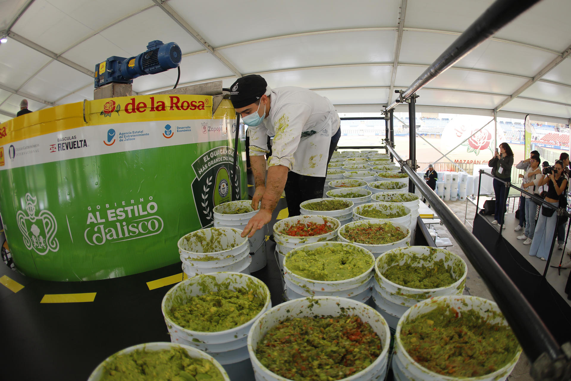 Productores de aguacate y chefs mexicanos, participan en la elaboración del 'guacamole' más grande del mundo realizado este jueves, en el estadio Panamericano de Zapopan en Guadalajara (México). EFE/ Francisco Guasco
