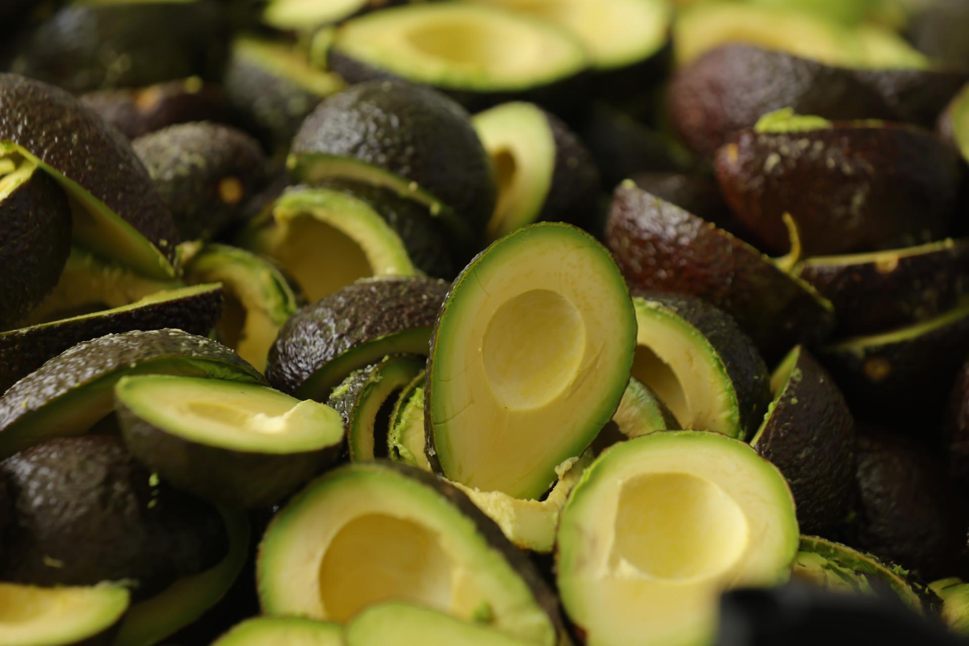 Fotografía que muestra aguacates durante la elaboración del 'guacamole' más grande del mundo realizado este jueves, en el estadio Panamericano de Zapopan en Guadalajara (México). EFE/ Francisco Guasco
