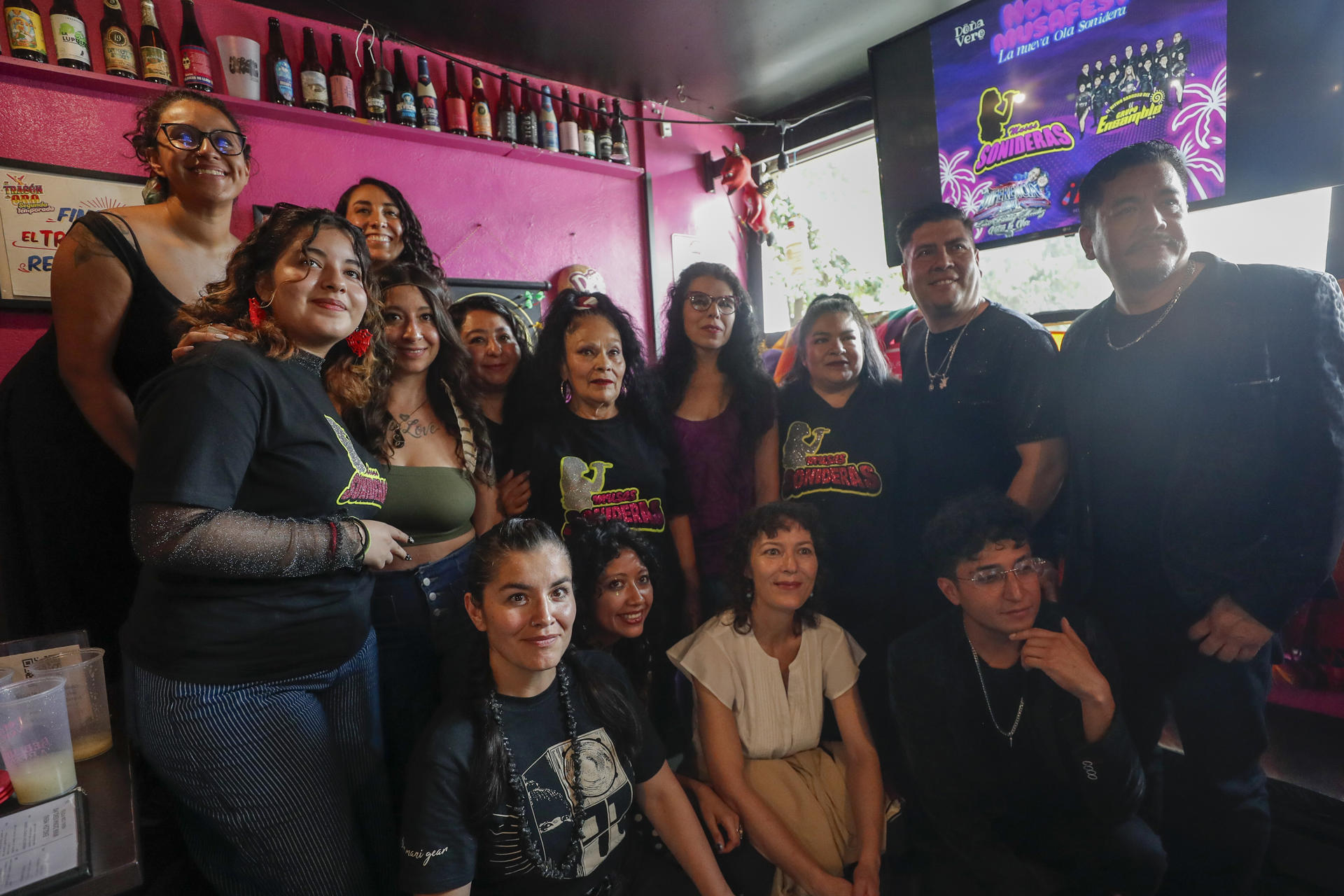 Artistas posan durante una rueda de prensa este jueves, en Ciudad de México (México). EFE/ José Méndez
