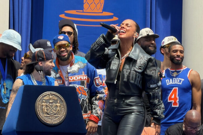 La cantante Alicia Keys se presenta durante la celebración del título de la NBA de los New York Knicks, en Nueva York (Estados Unidos). EFE/ Sarah Yáñez-Richards
