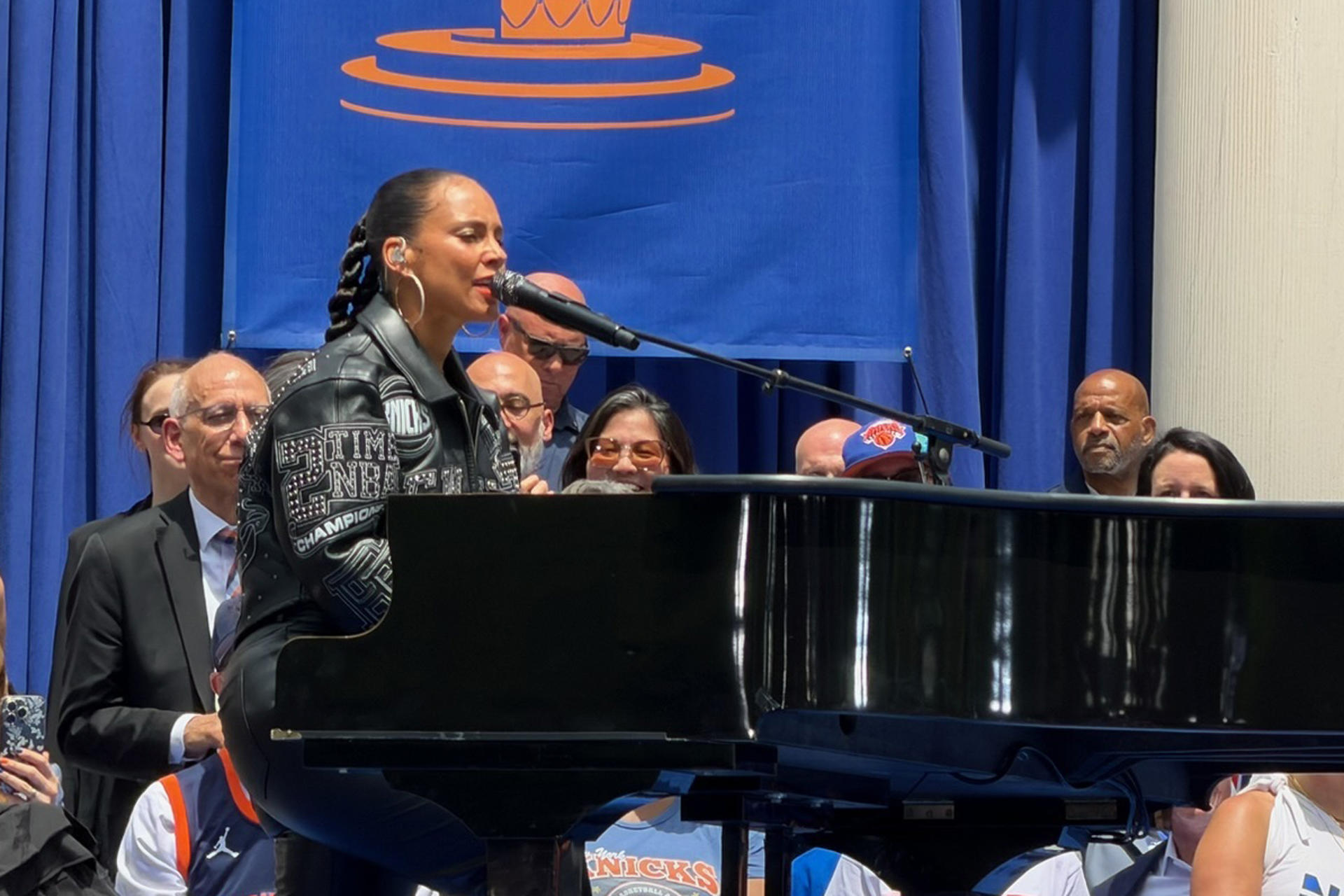 La cantante Alicia Keys se presenta durante la celebración del titulo de la NBA de los New York Knicks, en Nueva York (Estados Unidos). EFE/ Sarah Yáñez-Richards