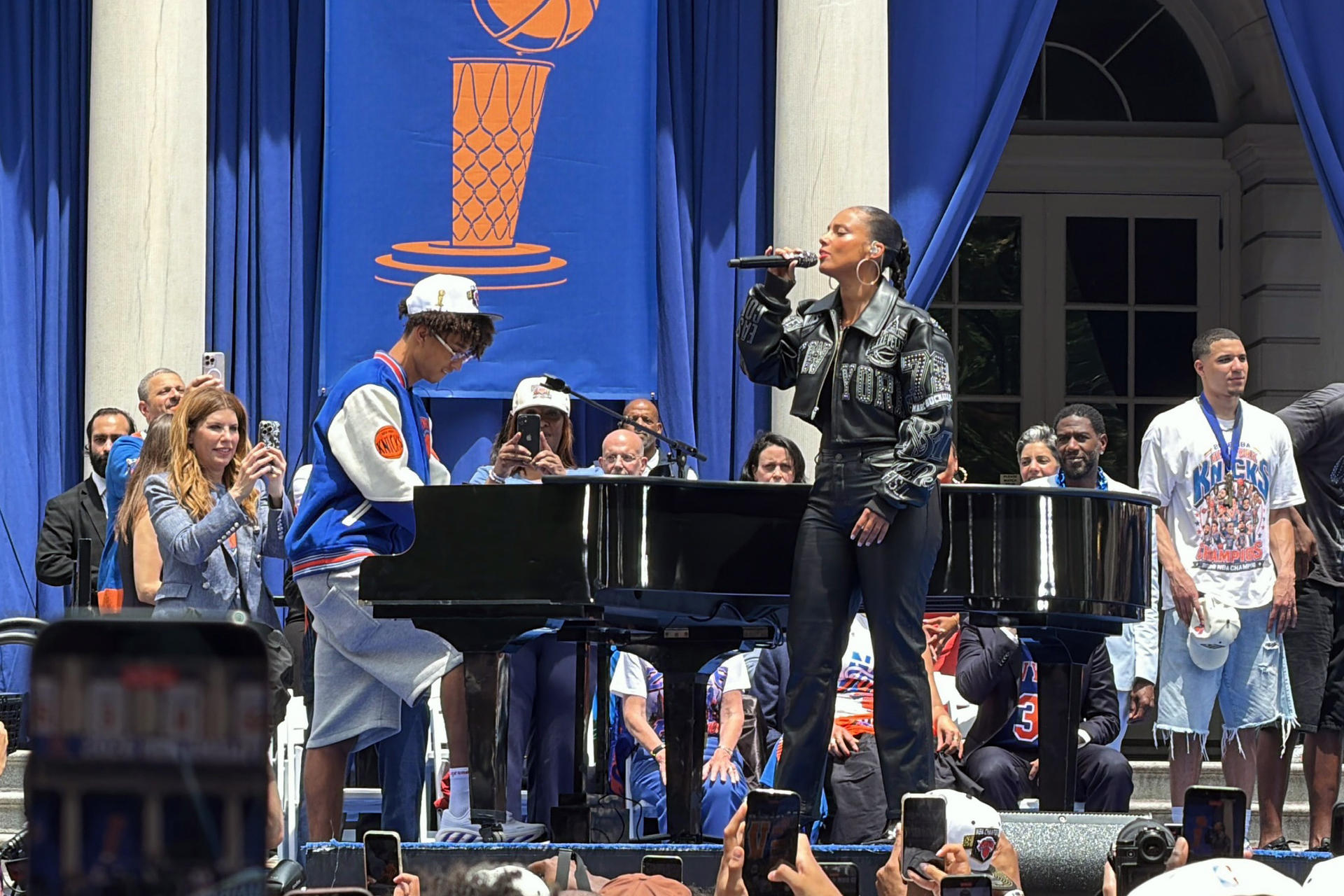 La cantante Alicia Keys se presenta durante la celebración del titulo de la NBA de los New York Knicks, en Nueva York (Estados Unidos). EFE/ Sarah Yáñez-Richards