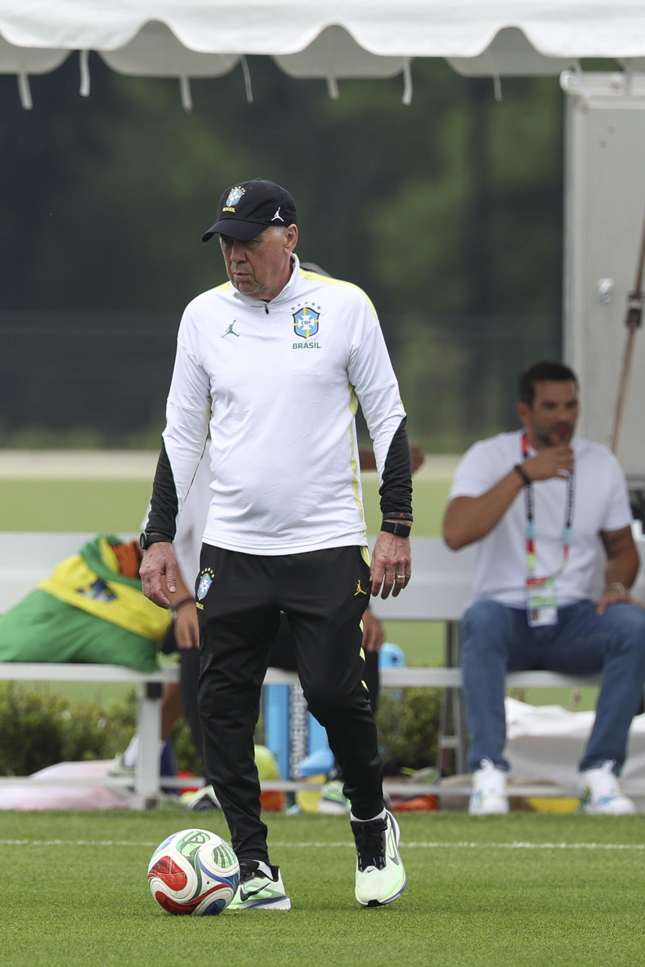 El seleccionador de Brasil, Carlo Ancelotti, dirige un entrenamiento en el Columbia Park, este jueves en Morristown, New Jersey (EE.UU.). EFE/SEBASTIÃO MOREIRA
