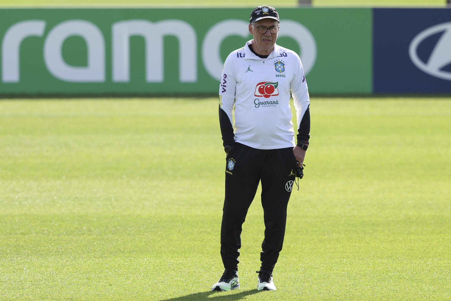 El seleccionador de Brasil, Carlo Ancelotti, dirige un entrenamiento en el Columbia Park, este jueves en Morristown, New Jersey (EE.UU.). EFE/SEBASTIÃO MOREIRA
