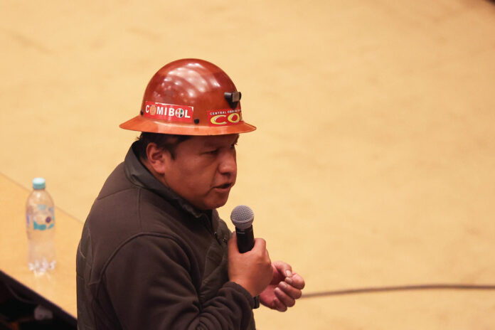 Fotografía del 17 de junio de 2026 del dirigente de la Central Obrera Boliviana (COB), Mario Argollo, en el Banco Central en La Paz (Bolivia). EFE/ Luis Gandarillas

