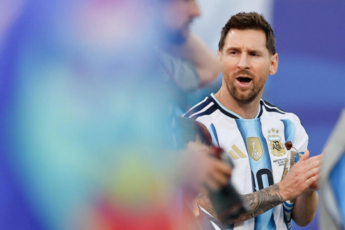 Fotografía del 16 de junio de 2026 en la que se observa a Lionel Messi, de Argentina, al reaccionar previo a un partido del grupo J del Mundial de la FIFA 2026 entre Argentina y Argelia en el estadio Arrowhead en Kansas (Estados Unidos). EFE/ Juan Ignacio Roncoroni
