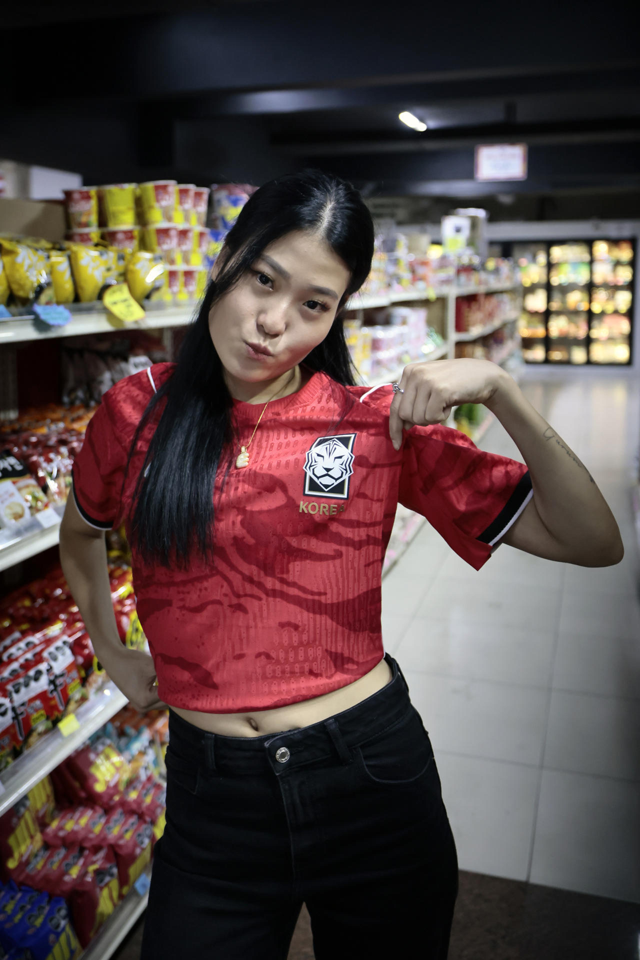 Kim Elizabeth, propietaria de un mini mercado de productos coreanos posa durante una entrevista con EFE este jueves, en Ciudad de México (México). EFE/José Méndez
