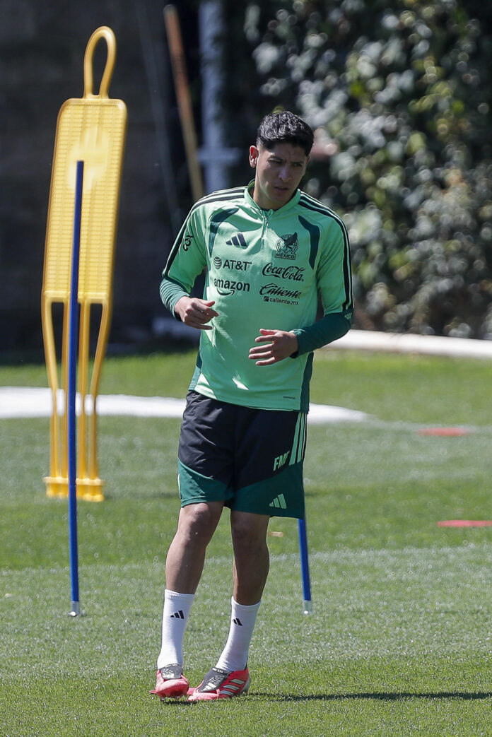 Edson Álvarez de México entrena el pasado domingo en el Centro de Alto Rendimiento en Ciudad de México (México). EFE/ Isaac Esquivel
