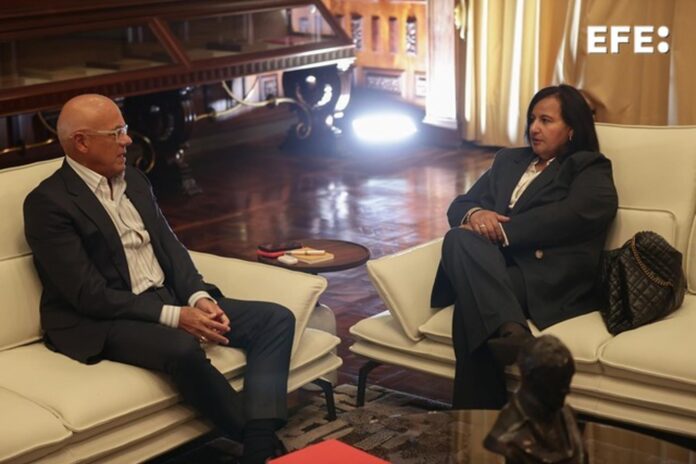 El presidente de la Asamblea Nacional, Jorge Rodríguez (i), habla con la exdiputada Dinorah Figuera durante una reunión este jueves, en Caracas (Venezuela). EFE/ Ronald Peña R
