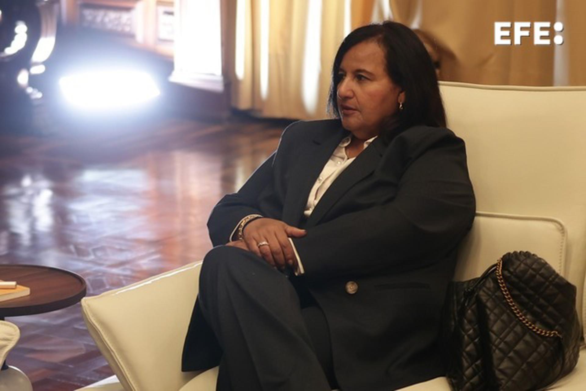 La exdiputada Dinorah Figuera (c) habla con el presidente de la Asamblea Nacional, Jorge Rodríguez, durante una reunión este jueves, en Caracas (Venezuela). EFE/ Ronald Peña R