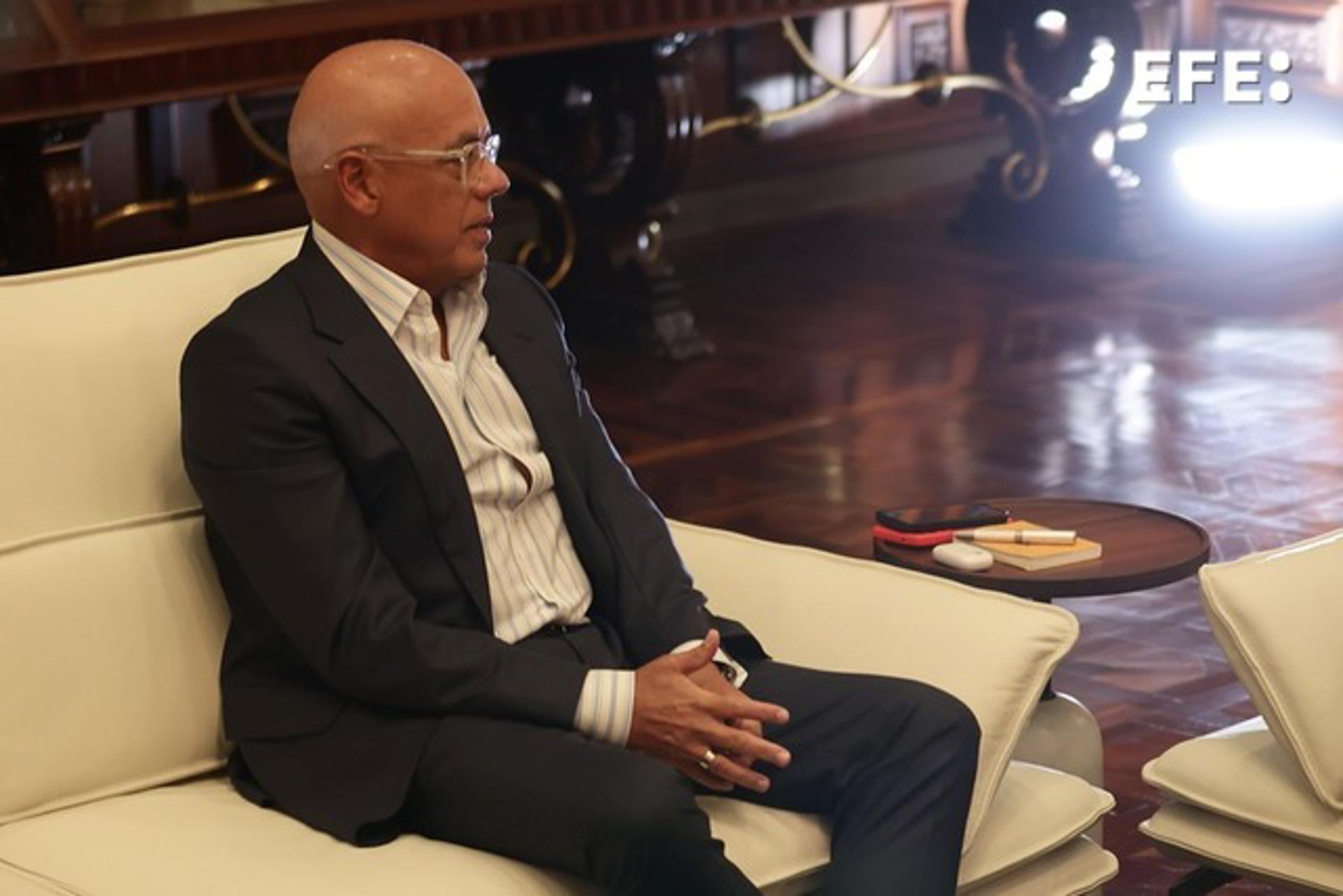 El presidente de la Asamblea Nacional, Jorge Rodríguez, habla con la exdiputada Dinorah Figuera durante una reunión este jueves, en Caracas (Venezuela). EFE/ Ronald Peña R