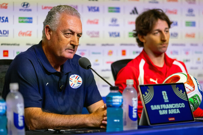 El seleccionador de Paraguay, Gustavo Alfaro (i) habla en una rueda de prensa este jueves, en San Francisco, California (Estados Unidos). EFE/ Miguel Gutiérrez
