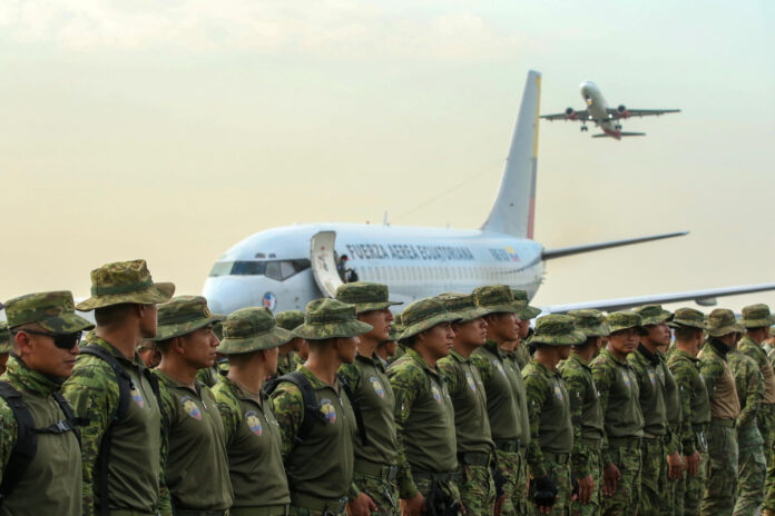 Integrantes del Ejército de Ecuador empezaron a desplegarse en cuatro de las provincias más violentas de Ecuador para reforzar las operaciones contra el crimen organizado, después de que el presidente Daniel Noboa decretara un nuevo estado de excepción en casi la mitad del país. EFE/ Jonathan Miranda
