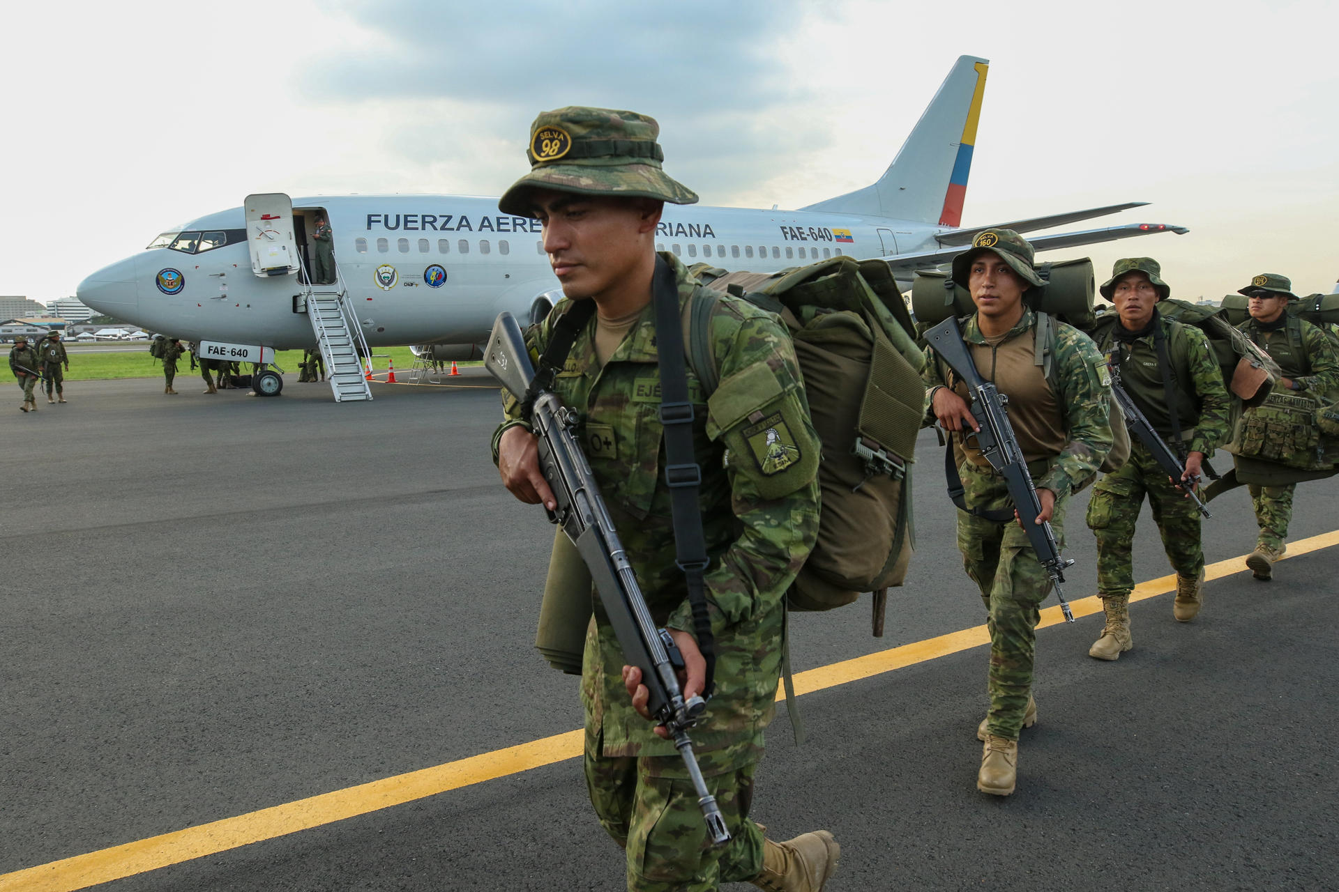 Integrantes del Ejército de Ecuador empezaron a desplegarse en cuatro de las provincias más violentas de Ecuador para reforzar las operaciones contra el crimen organizado, después de que el presidente Daniel Noboa decretara un nuevo estado de excepción en casi la mitad del país. EFE/ Jonathan Miranda
