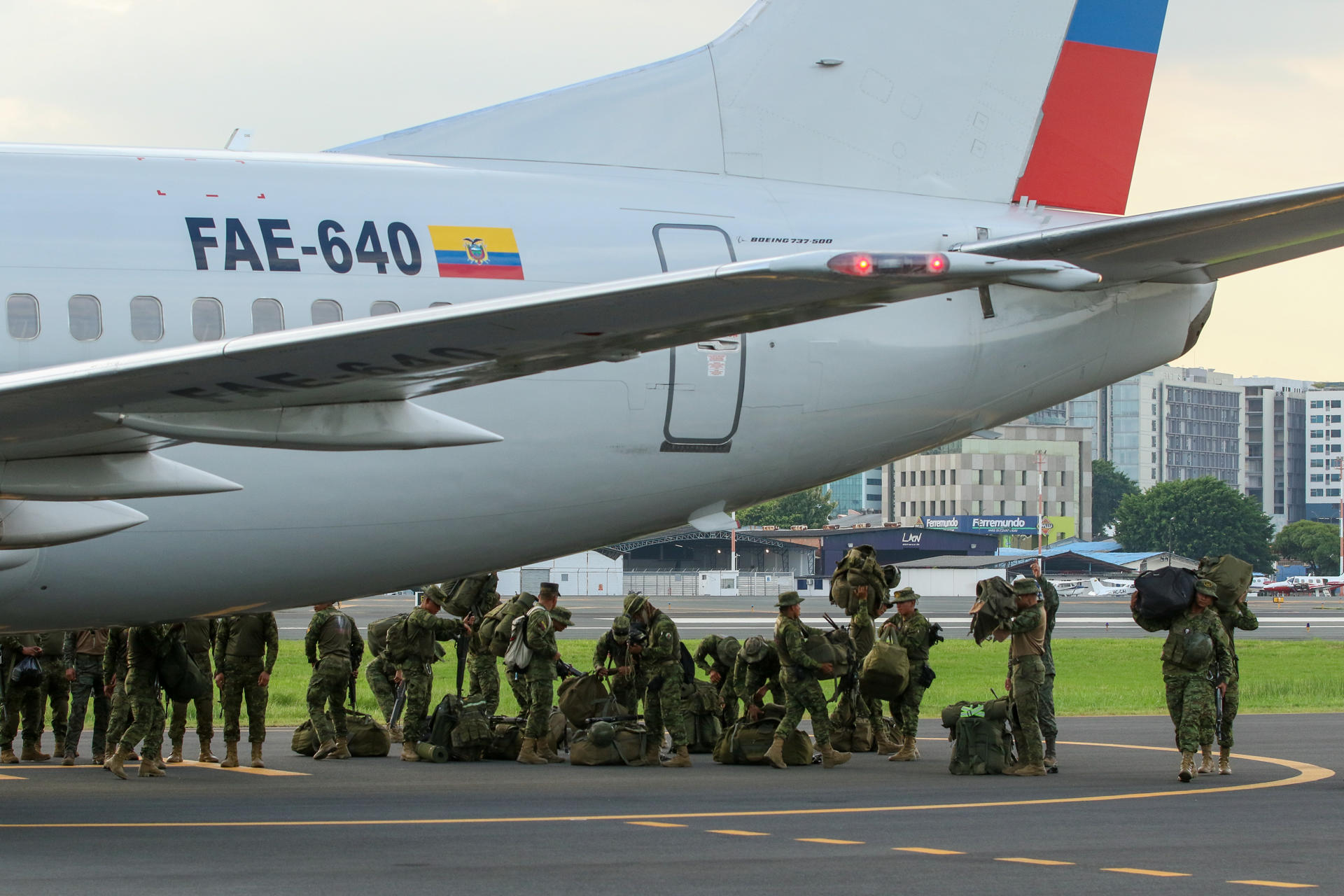 Integrantes del Ejército de Ecuador empezaron a desplegarse en cuatro de las provincias más violentas de Ecuador para reforzar las operaciones contra el crimen organizado, después de que el presidente Daniel Noboa decretara un nuevo estado de excepción en casi la mitad del país. EFE/ Jonathan Miranda
