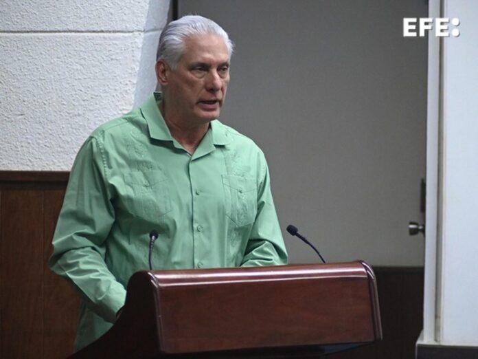 Fotografía cedida por la Presidencia de Cuba que muestra al presidente cubano Miguel Diaz-Canel hablando este miércoles, en La Habana (Cuba). EFE/ Presidencia de Cuba
