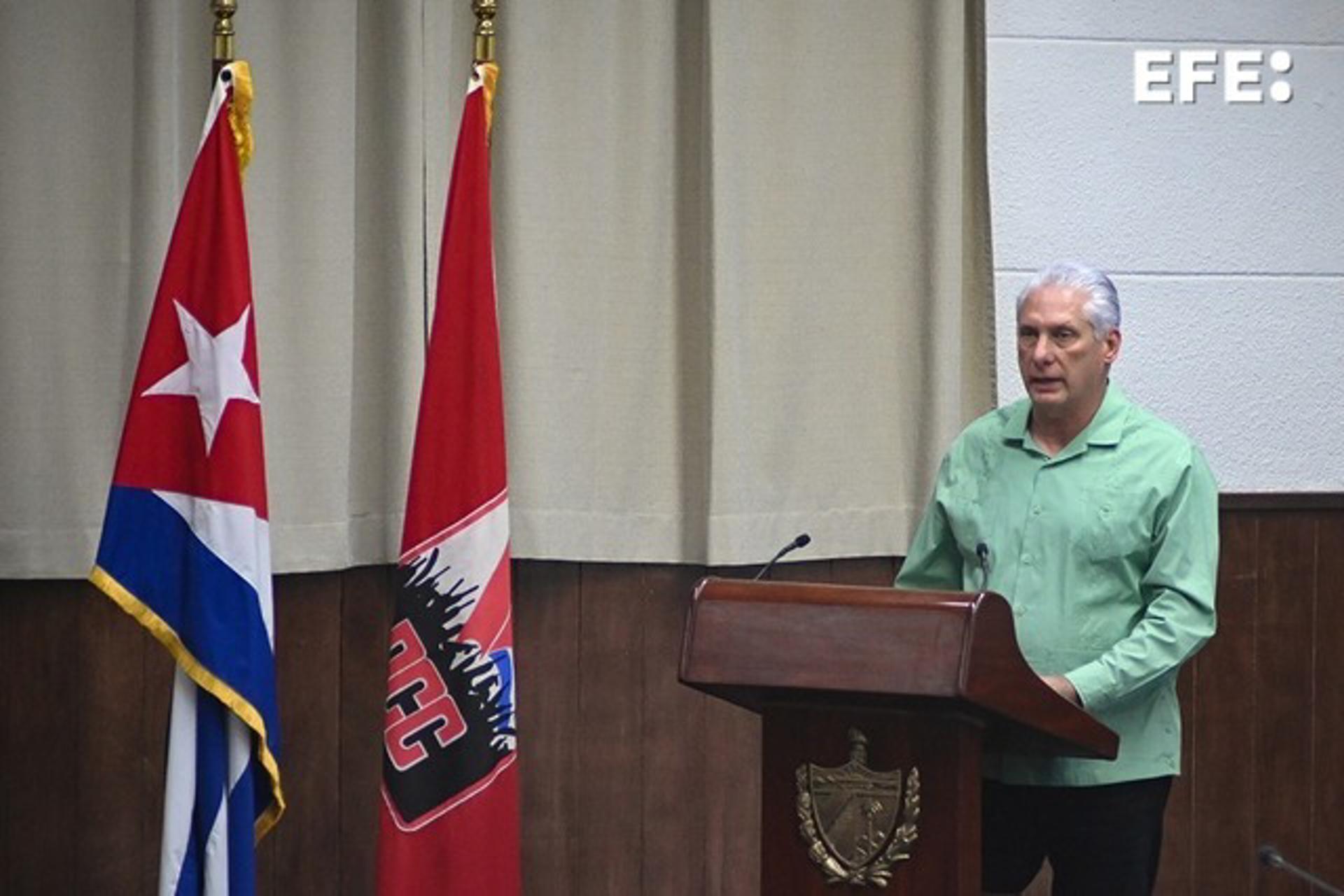 Fotografía cedida por la Presidencia de Cuba que muestra al presidente cubano Miguel Diaz-Canel hablando este miércoles, en La Habana (Cuba). EFE/ Presidencia de Cuba