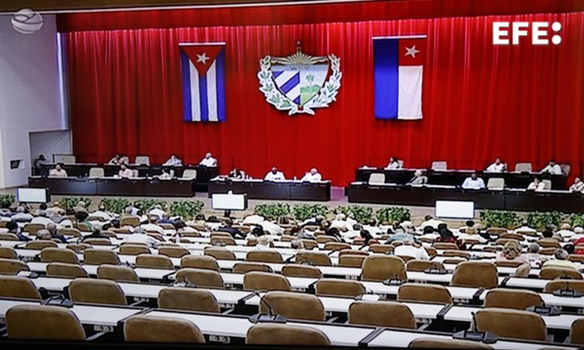 Fotografía que muestra la trasmisión de la Asamblea Nacional de Cuba este jueves, en La Habana (Cuba). EFE/ Ernesto Mastrascusa