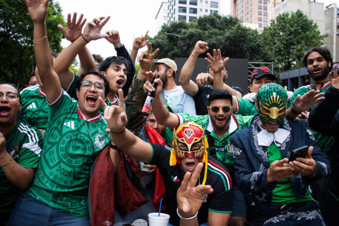 Aficionados de México asisten al Fan Fest este jueves, previo al partido del grupo A del Mundial de la FIFA 2026 entre México y Corea del Sur, en Ciudad de México (México). EFE/ Tomás Pérez

