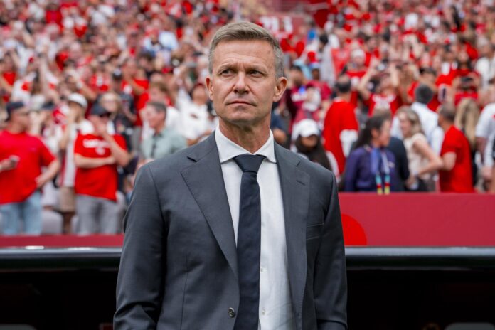 El seleccionador de Canadá, Jesse Marsch, observa durante la primera parte del partido de la fase de grupos de la Copa Mundial de la FIFA 2026 entre Canadá y Catar en Vancouver (Canadá). EFE/BOB FRID

