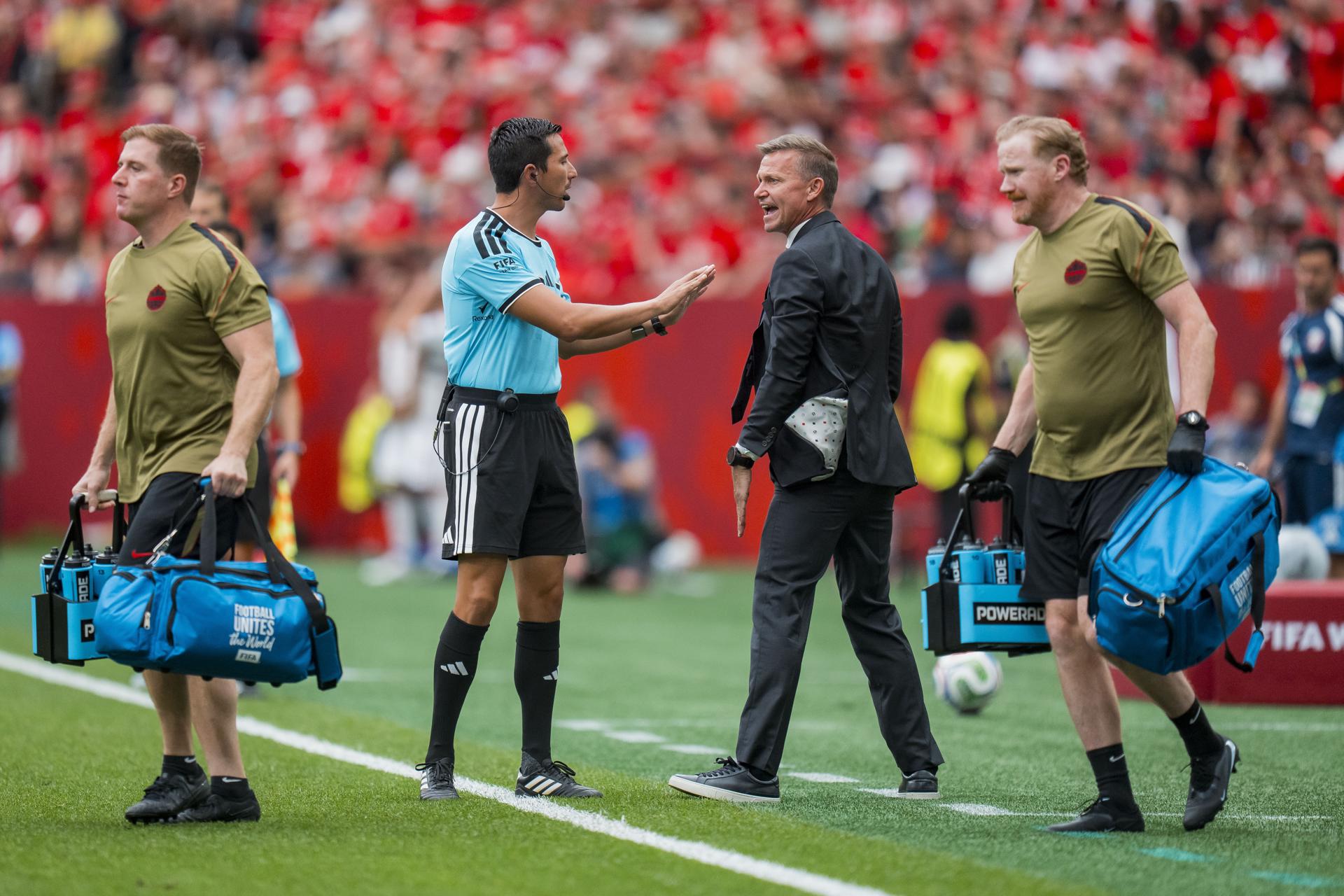 El seleccionador nacional de Canadá, Jesse Marsch (d), reacciona desde la banda tras la lesión del mediocampista Ismael Kone (fuera de cuadro) durante el partido de la fase de grupos de la Copa Mundial de la FIFA 2026 entre Canadá y Catar en Vancouver (Canadá). EFE/BOB FRID
