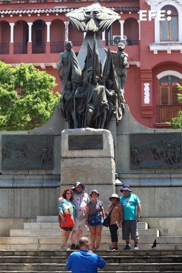 Personas posan para una fotografía junto a la estatua de Simón Bolívar, obra del escultor español Mariano Benlliure, este jueves, del cual se presentó el libro 'Benlliure, entre Balboa y Bolívar' que recorre su obra en Panamá, en Ciudad de Panamá (Panamá). EFE/ Carlos Lemos
