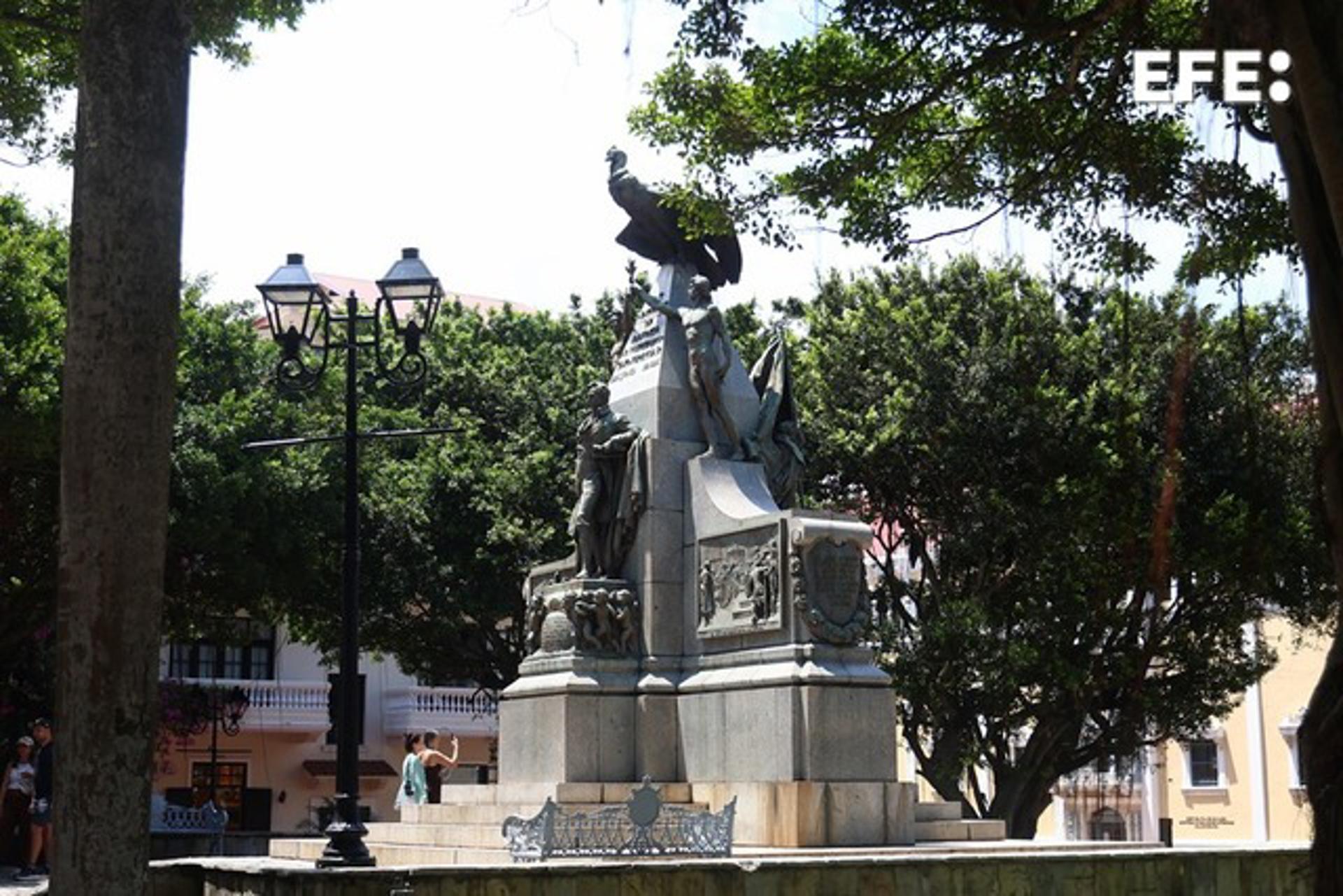 Personas caminan junto a la estatua de Simón Bolívar, obra del escultor español Mariano Benlliure, este jueves, del cual se presentó el libro 'Benlliure, entre Balboa y Bolívar' que recorre su obra en Panamá, en Ciudad de Panamá (Panamá). EFE/ Carlos Lemos