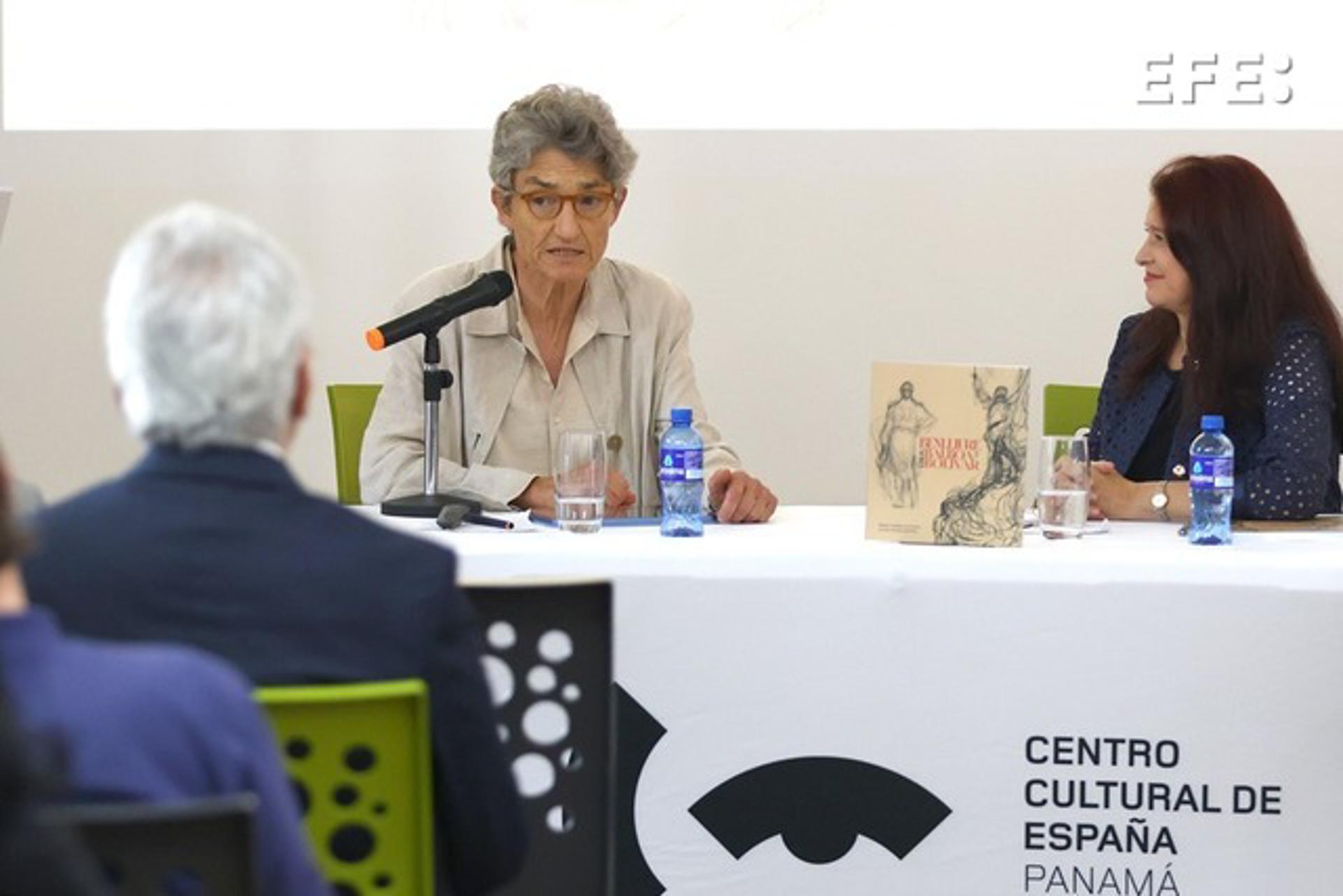 La arquitecta, investigadora y presidenta de la Fundación Mariano Benlliure, Lucrecia Enseñat Benlliure (i), habla junto a la historiadora panameña y coautora del libro "Benlliure, entre Balboa y Bolívar", Wendy Tribaldos Eisenmann, este jueves, en Ciudad de Panamá (Panamá). EFE/ Carlos Lemos