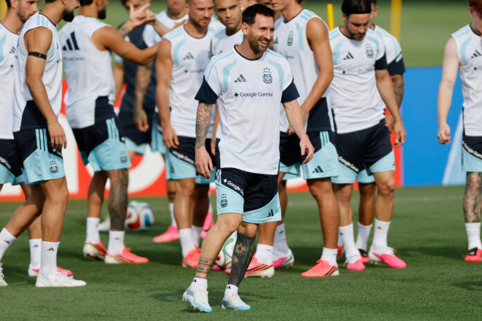 Jugadores de Argentina participan detrás de Lionel Messi en un entrenamiento este jueves, en Kansas City (EE.UU.). EFE/ Juan Ignacio Roncoroni
