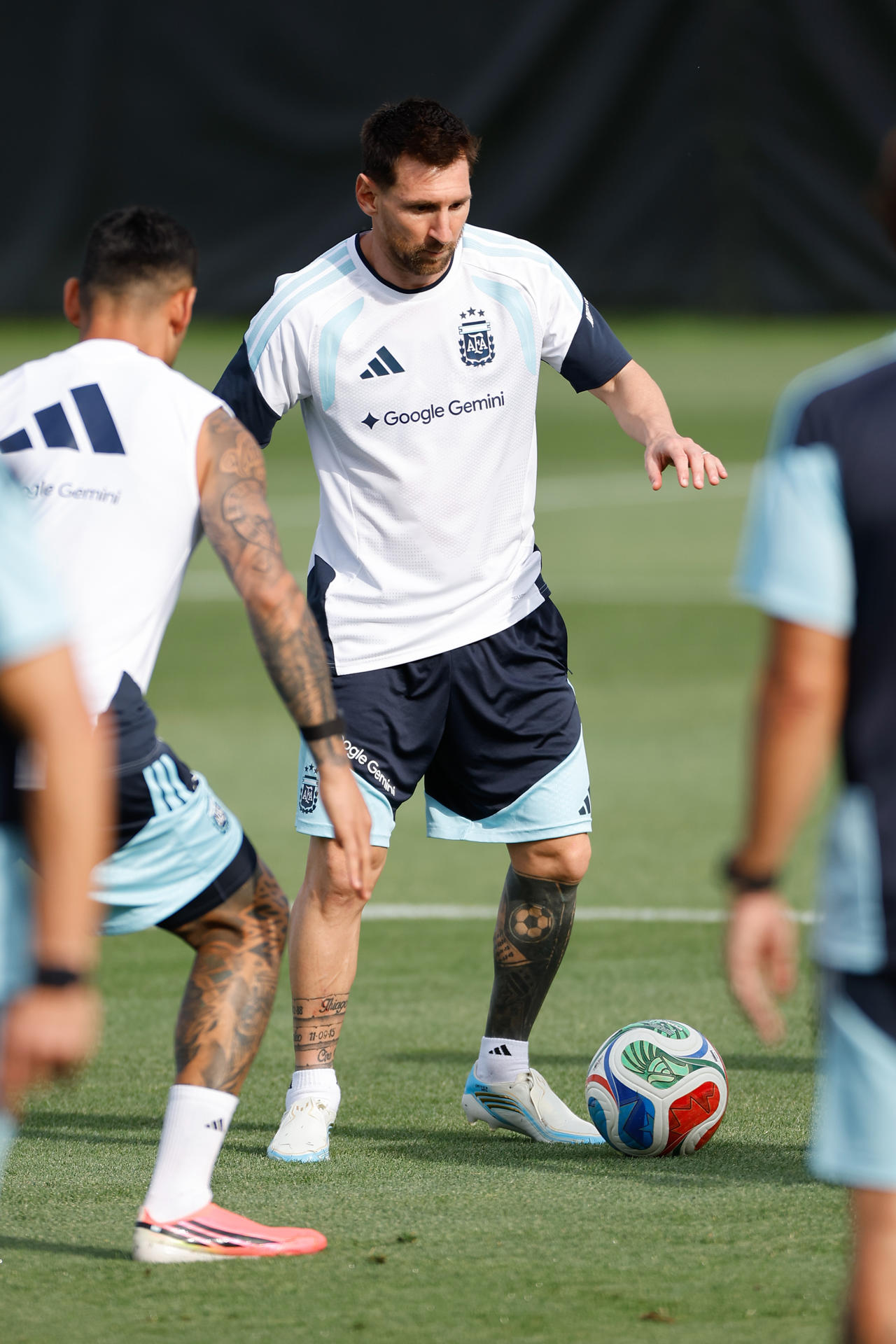 Lionel Messi (c), de Argentin,a participa en un entrenamiento este jueves, en Kansas City (EE.UU.). EFE/ Juan Ignacio Roncoroni