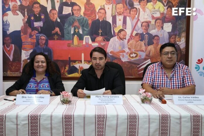 La coordinadora del área de la defensa a la dignidad humana de la Oficina de los Derechos Humanos del Arzobispado en Guatemala, Luisa Nicolau (i), el director de la Casa del Migrante, Percy Cervera (c), y el director ejecutivo de la Asociación Lambda, Carlos Valdes, asisten a una rueda de prensa este jueves, en Ciudad de Guatemala (Guatemala).EFE/ Mariano Macz.
