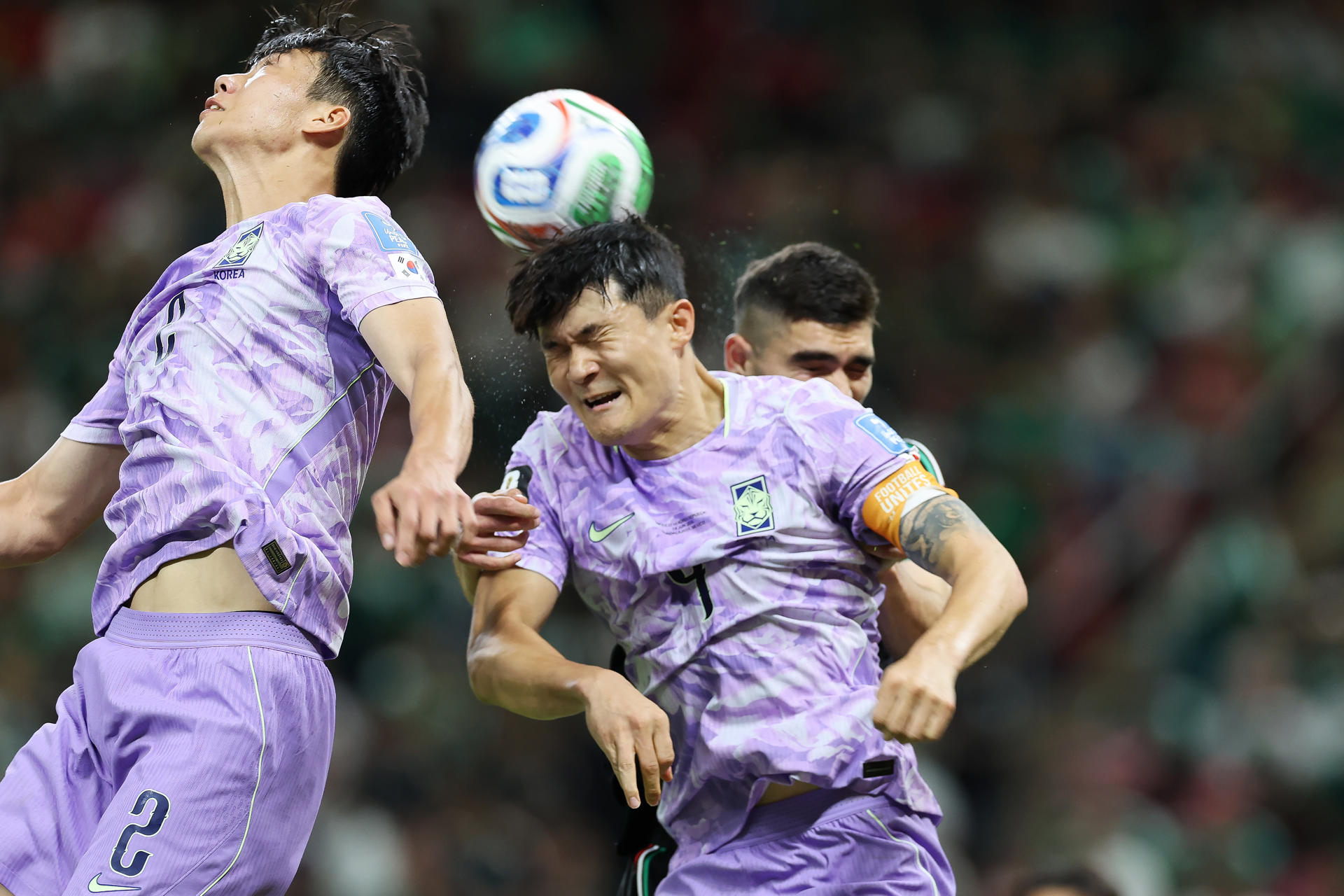 Kim Min-jae (c) de Corea del Sur cabecea el balón este jueves, en un partido del grupo A del Mundial de la FIFA 2026 entre México y Corea del Sur, en el estadio Akron en Guadalajara (México). EFE/ Alex Cruz