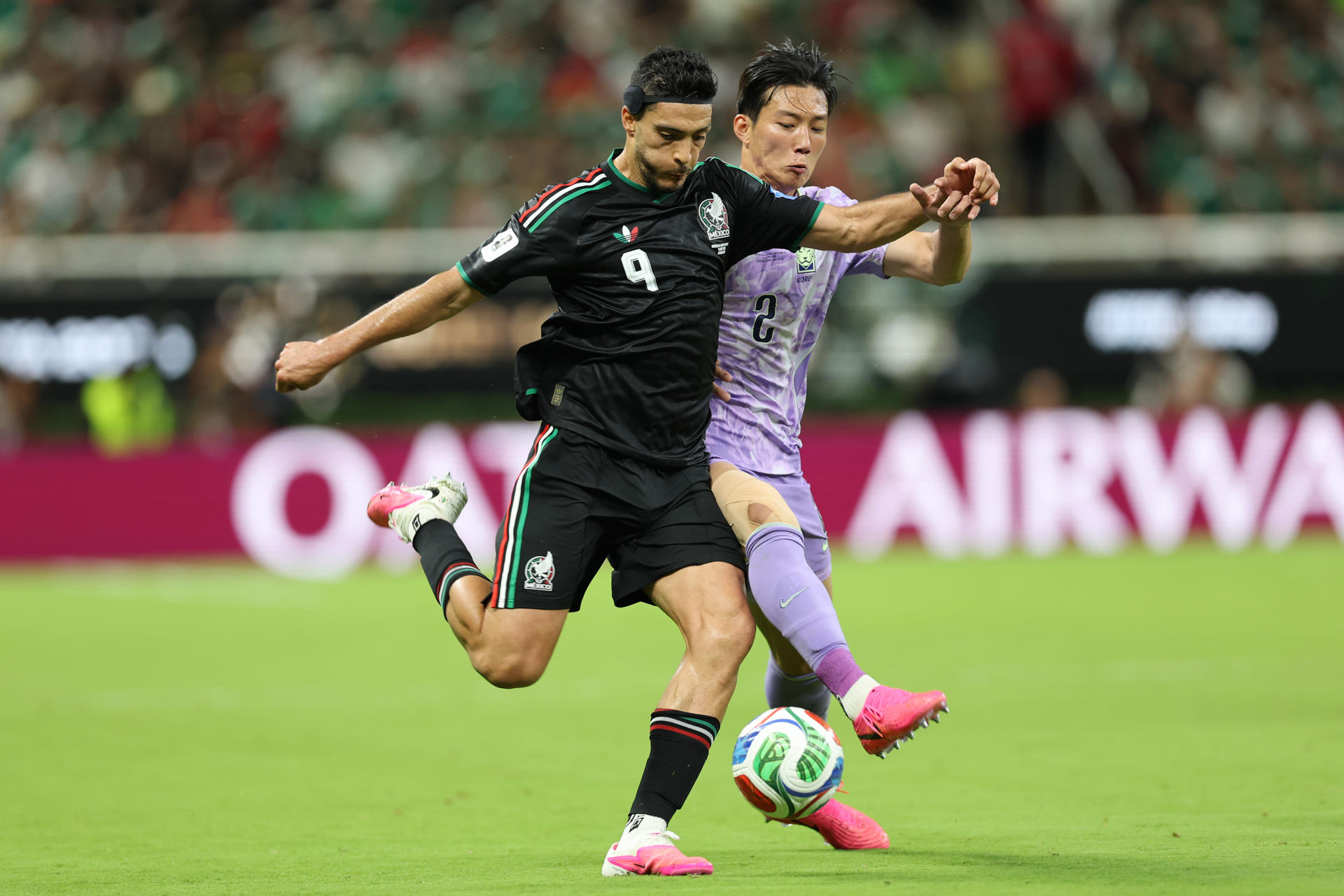 Raúl Jiménez (i) de México disputa el balón con Lee Han-beom (d) de Corea del Sur este jueves, en un partido del grupo A del Mundial de la FIFA 2026 entre México y Corea del Sur, en el estadio Akron en Guadalajara (México). EFE/ Alex Cruz