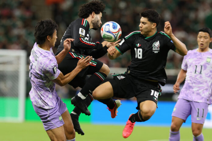 Obed Vargas (2d) de México disputa el balón con Cho Gue-sung (i) de Corea del Sur este jueves, en un partido del grupo A del Mundial de la FIFA 2026 entre México y Corea del Sur, en el estadio Akron en Guadalajara (México). EFE/ Alex Cruz
