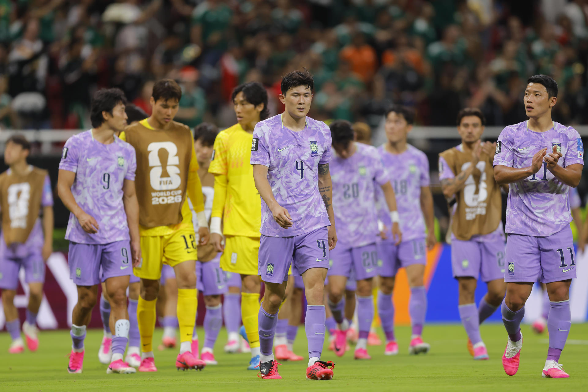 Jugadores de Corea del Sur reaccionan este jueves, al finalizar un partido del grupo A del Mundial de la FIFA 2026 entre México y Corea del Sur, en el estadio Akron en Guadalajara (México). EFE/ Francisco Guasco
