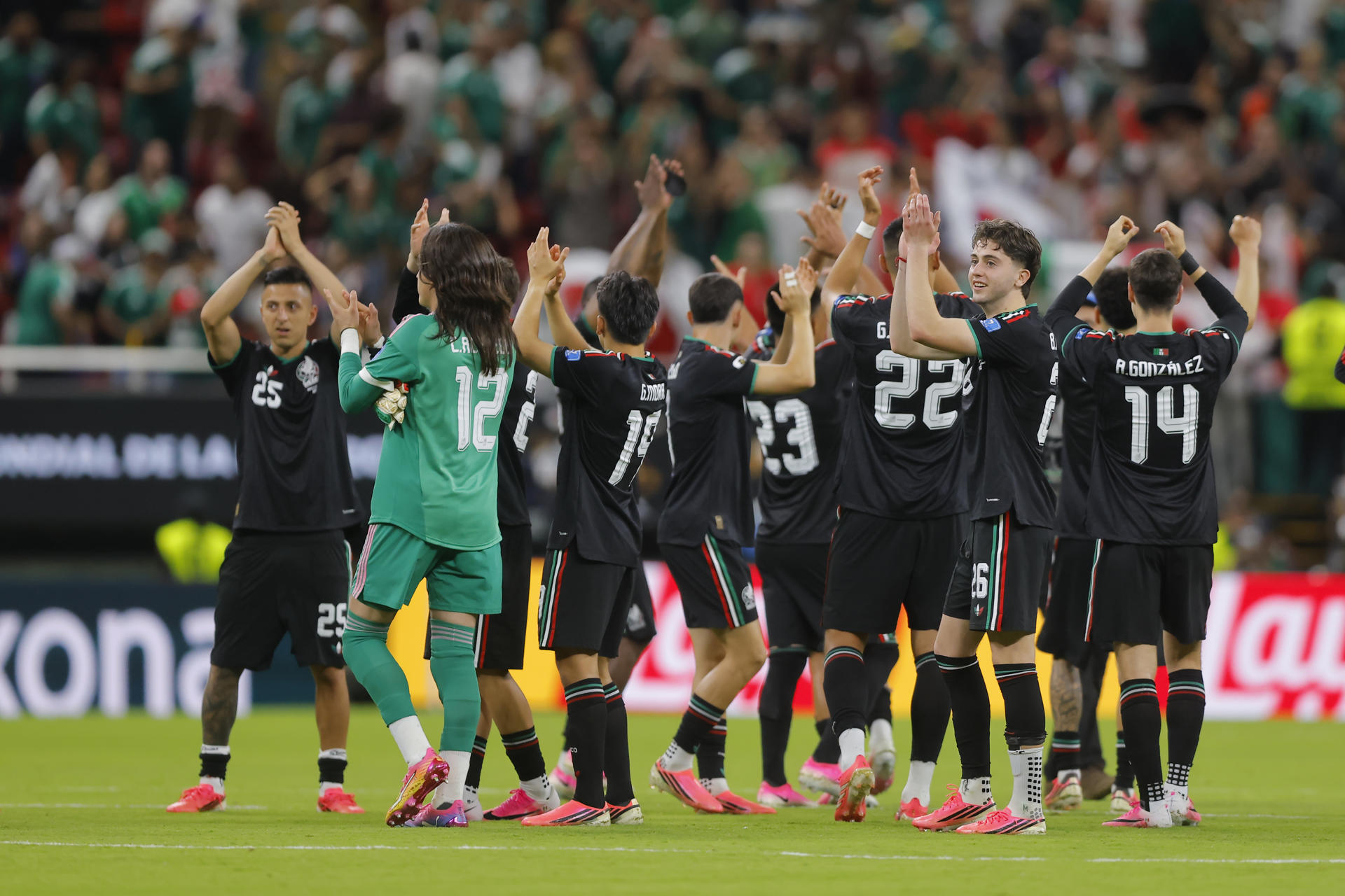 Jugadores de México celebran este jueves, al finalizar un partido del grupo A del Mundial de la FIFA 2026 entre México y Corea del Sur, en el estadio Akron en Guadalajara (México). EFE/ Francisco Guasco
