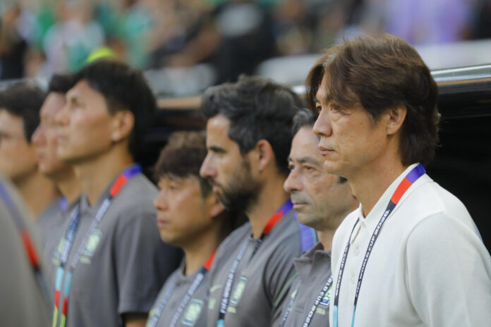 El seleccionador de Corea del Sur, Hong Myung-bo, reacciona este jueves, previo a un partido del grupo A del Mundial de la FIFA 2026 entre México y Corea del Sur, en el estadio Akron en Guadalajara (México). EFE/ Francisco Guasco
