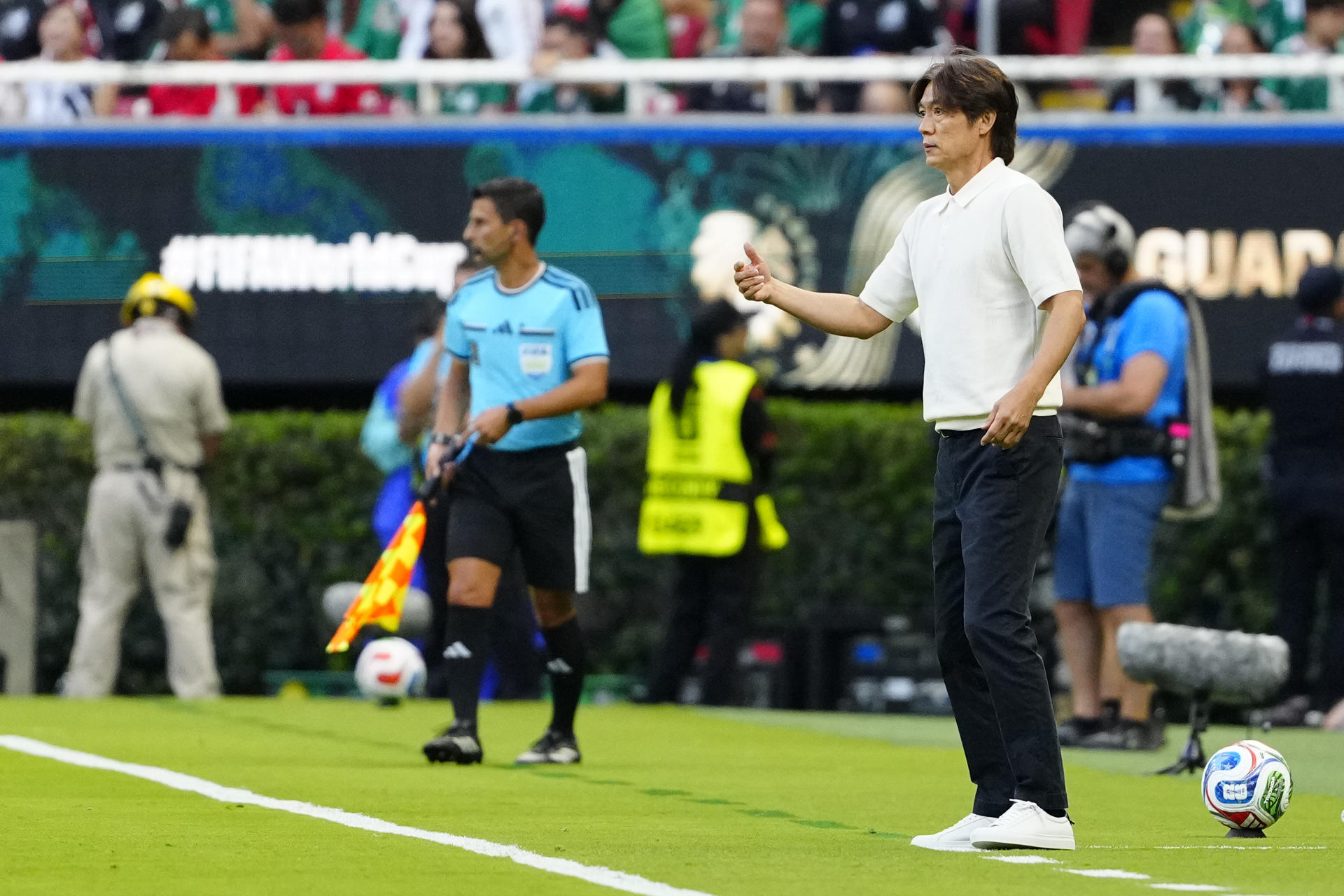 El seleccionador de Corea del Sur, Hong Myung-bo, dirige este jueves, en un partido del grupo A del Mundial de la FIFA 2026 entre México y Corea del Sur, en el estadio Akron en Guadalajara (México). EFE/ Francisco Guasco