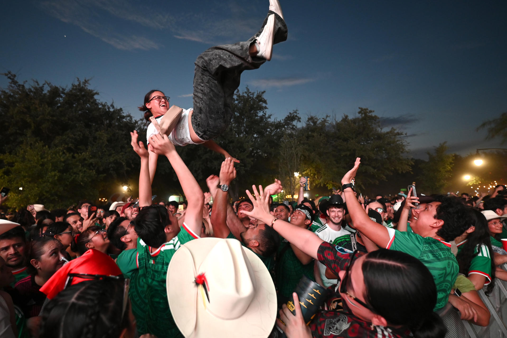 Aficionados de México celebran durante la transmisión del partido del Mundial de la FIFA 2026 entre México - Corea del Sur este jueves, en el Fan Fest en Monterrey (México)
