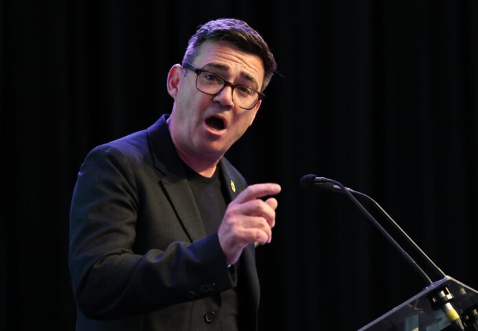 El candidato del Partido Laborista Andy Burnham habla tras confirmarse como ganador de la elección parcial de Makerfield en Wigan, Reino Unido, el 19 de junio de 2026. EFE/EPA/ADAM VAUGHAN

