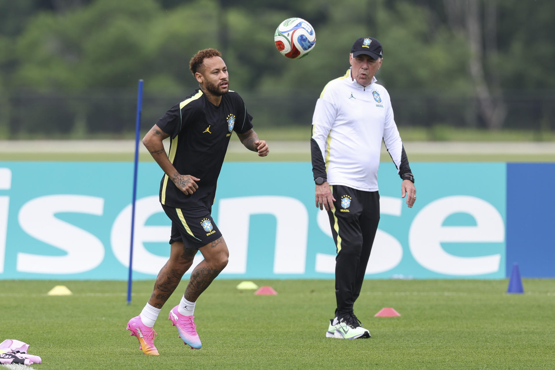 El seleccionador de Brasil, Carlo Ancelotti (d), observa al jugador Neymar durante un entrenamiento en el centro de entrenamiento Columbia Park en Morristown, New Jersey (EE.UU.). EFE/SEBASTIÃO MOREIRA