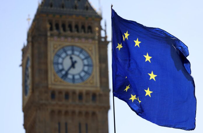 La bandera de la UE ondea frente al parlamento británico en Londres, Reino Unido, el 30 de abril de 2025. EFE/EPA/ANDY RAIN

