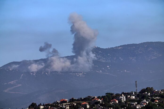 Una columna de humo se eleva este viernes tras un bombardeo israelí en el sur de Líbano, visto desde el lado israelí de la frontera en la Alta Galilea, en Metula, al norte de Israel, el 19 de junio de 2026. Los ataques mataron a al menos 18 personas e hirieron a 33, según las autoridades libanesas. EFE/EPA/ATEF SAFADI
