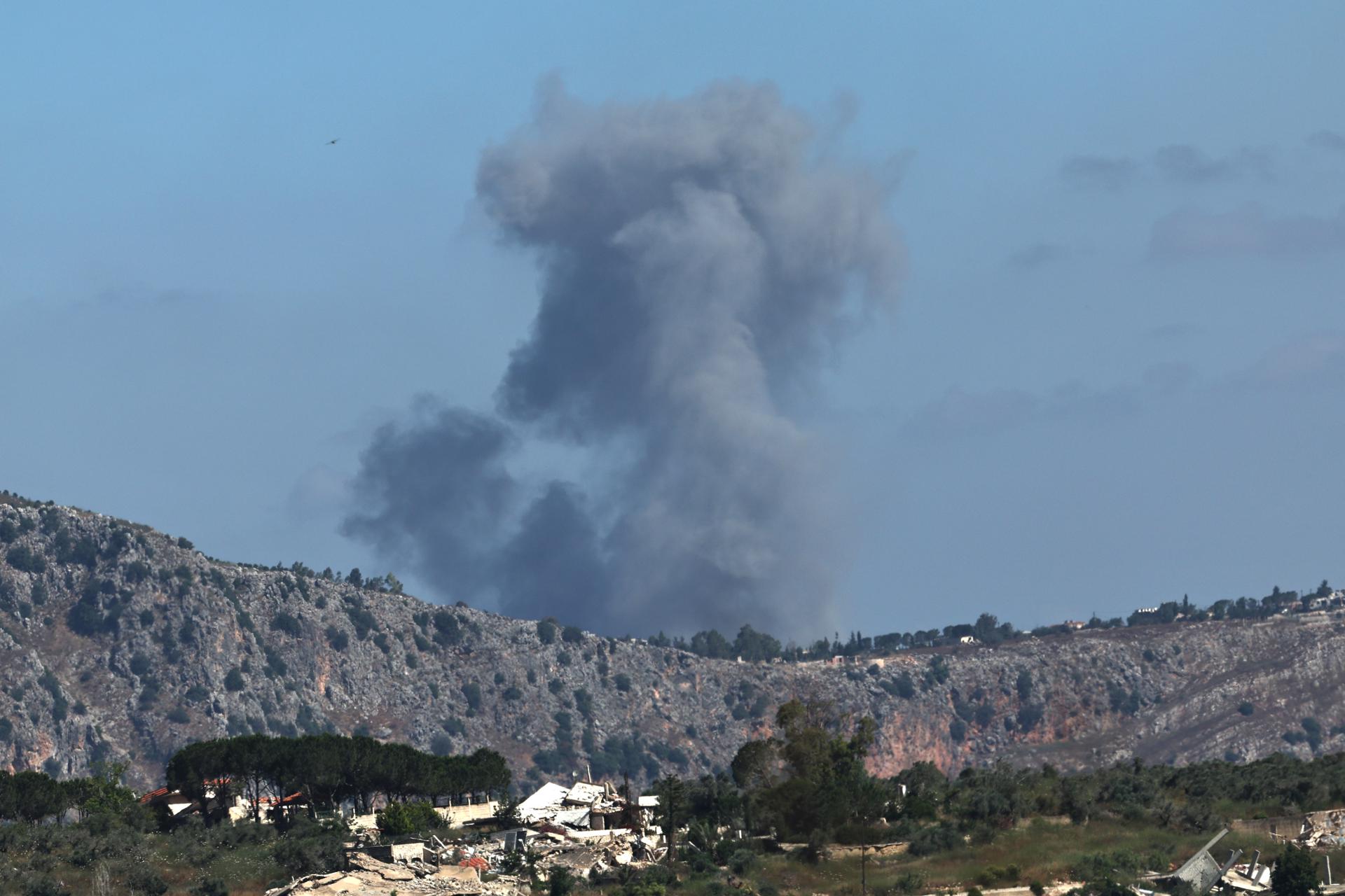 Una columna de humo se eleva este viernes tras un bombardeo israelí en el sur de Líbano, visto desde el lado israelí de la frontera en la Alta Galilea, en Metula, al norte de Israel, el 19 de junio de 2026. Los ataques mataron a al menos 18 personas e hirieron a 33, según las autoridades libanesas. EFE/EPA/ATEF SAFADI