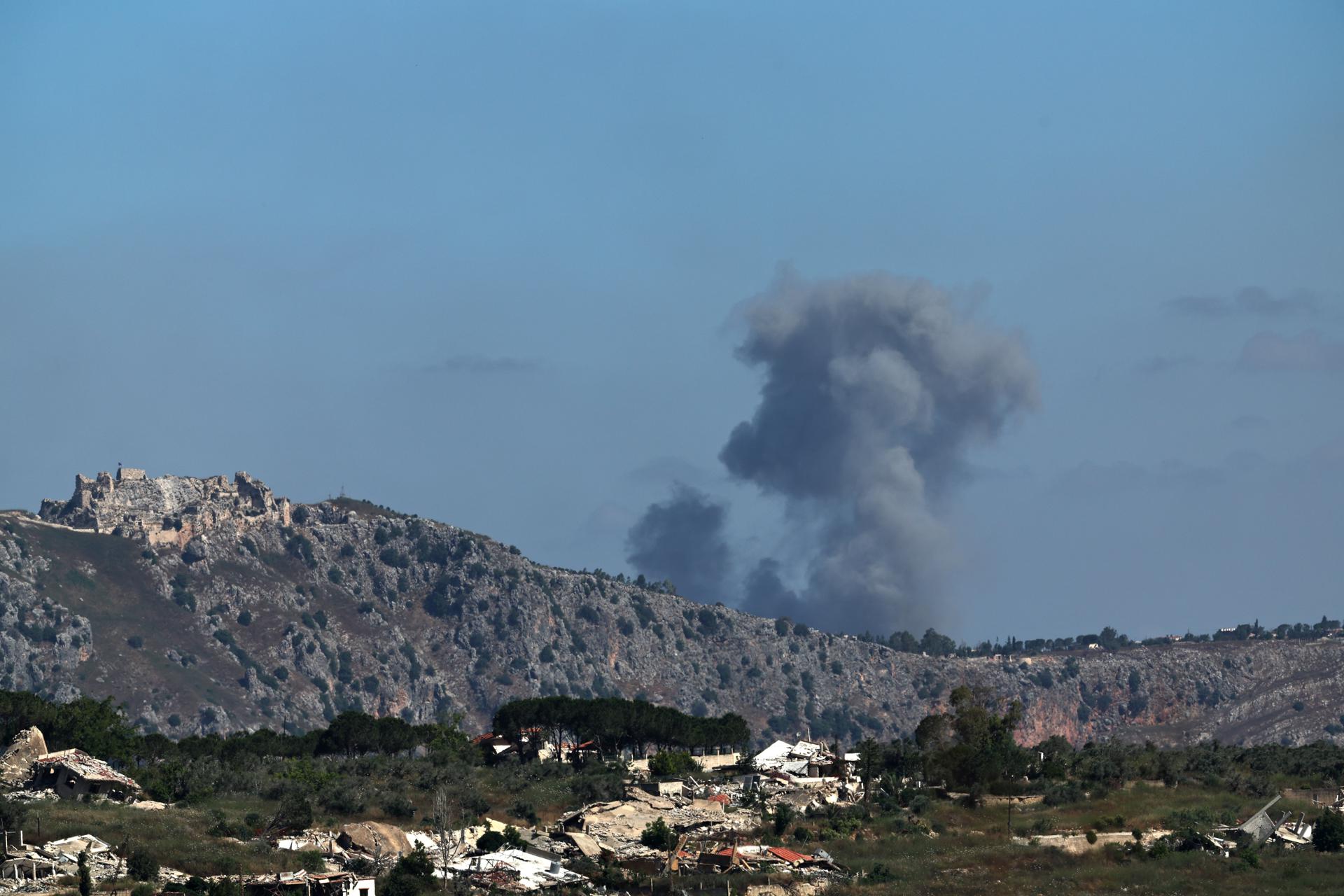 Una columna de humo se eleva este viernes tras un bombardeo israelí cerca del castillo Beaufort en el sur de Líbano, visto desde el lado israelí de la frontera en la Alta Galilea, en Metula, al norte de Israel, el 19 de junio de 2026. Los ataques mataron a al menos 18 personas e hirieron a 33, según las autoridades libanesas. EFE/EPA/ATEF SAFADI